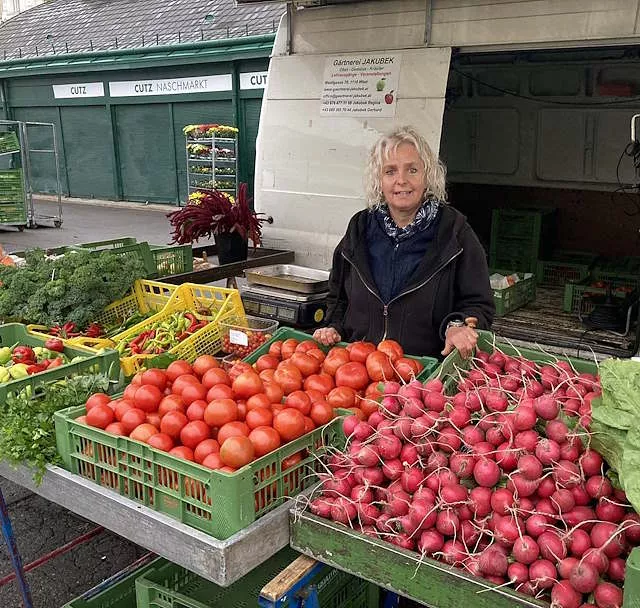 Bauernmarkt am Wiener Naschmarkt | Gärtnerei Jakubek - Radieschen Tomaten Pfefferoni